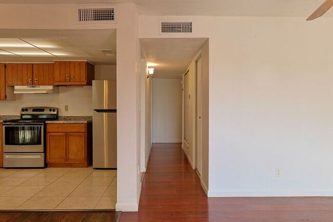 Building Photo - 618 N Medford Dr