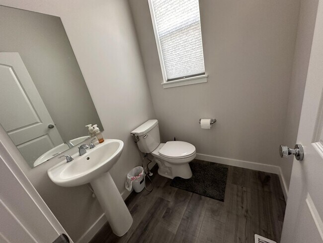 Building Photo - 121 N Independence Way