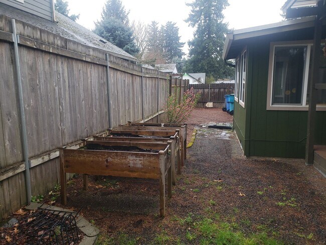 Building Photo - Adorable One-Level House with Huge Backyard in Vancouver!