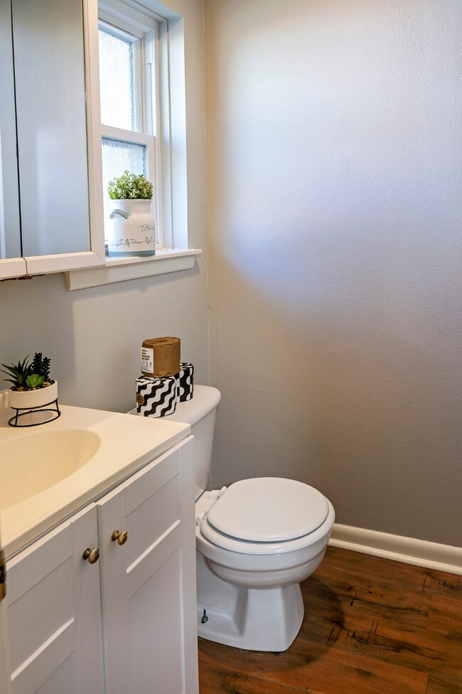 Building Photo - 408 Travis St