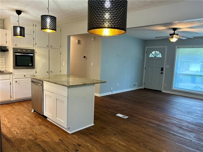 Building Photo - 667 Tara Cir SE