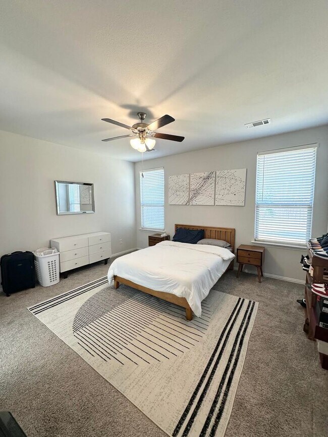 Building Photo - 4 Bed 2 Bath For Rent