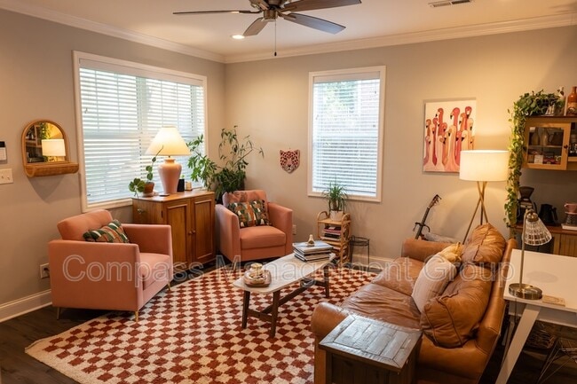 Building Photo - 933 E Churchwell Ave