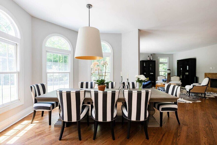 Building Photo - 19 Old School House Ln