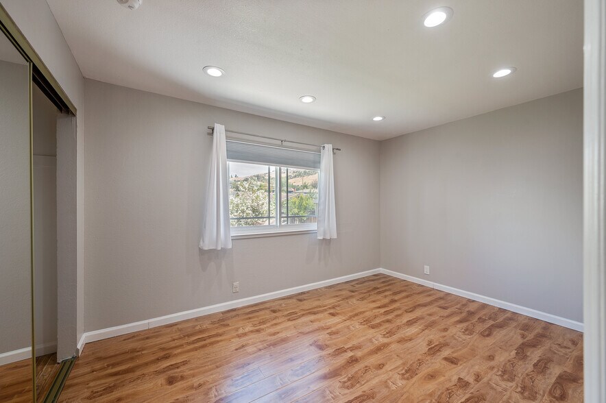 Building Photo - 3661 Slopeview Dr