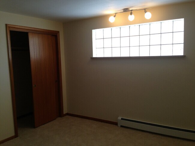 Building Photo - Beautiful 3BR/2BA home ! Great yard & garage