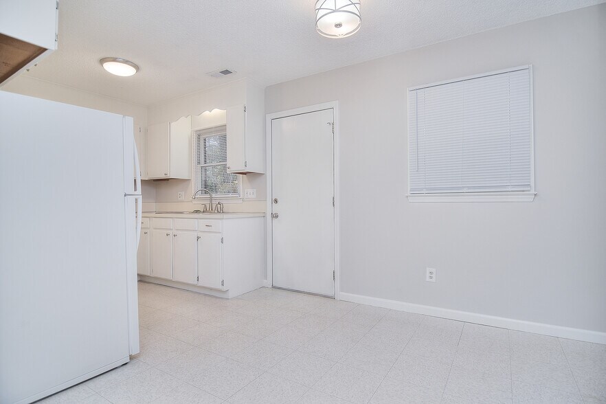 Building Photo - 345 Sunny Hill Dr