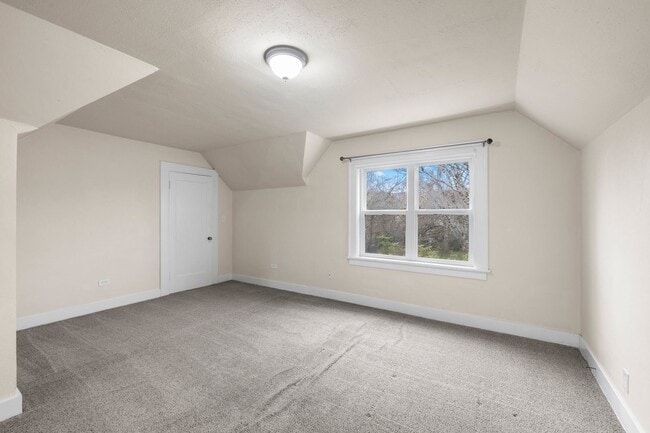 Building Photo - 2 bedroom 1 bath with full basement in Sellwood!