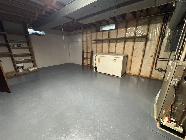 Building Photo - 3 bedroom 2 bath home with a bonus room in Davenport