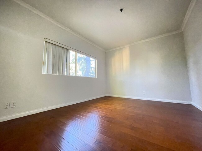 Building Photo - Spacious & Pet-Friendly 2-Bed Condo with P...