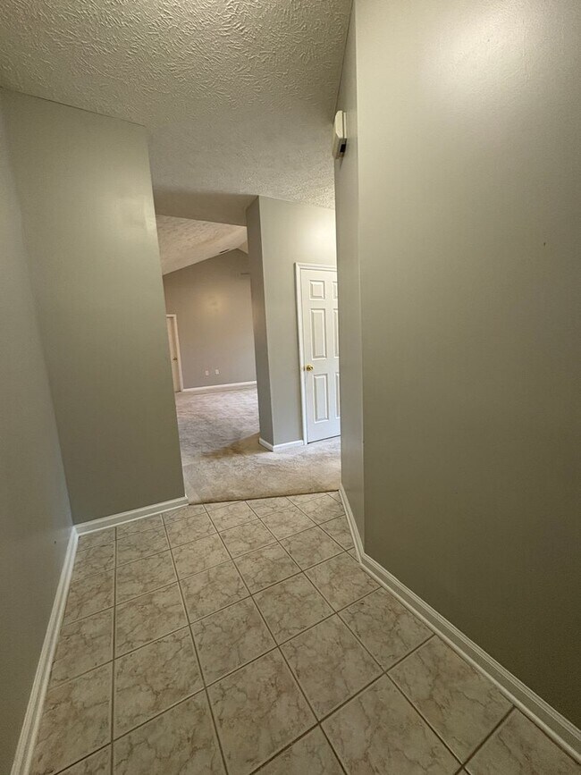 Building Photo - Beautiful 3 Bedroom and 2 Bath Apartment