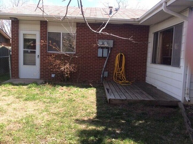 Building Photo - 2 Bed, 1.5 Bath Duplex for Rent in Fort Co...