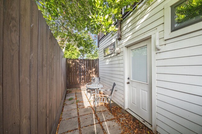 Building Photo - 611 E 20th St