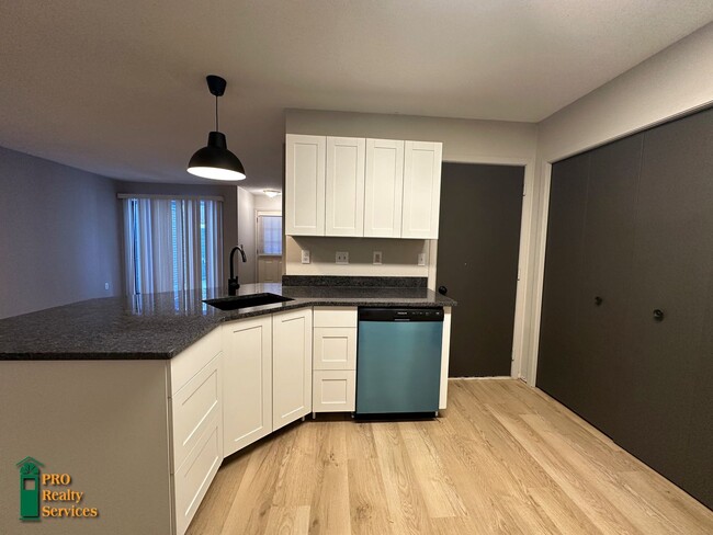 Building Photo - Recently Remodeled 2 Bedroom Townhome