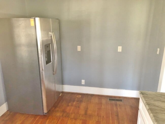Building Photo - 3 Bedrooms 1 Bath