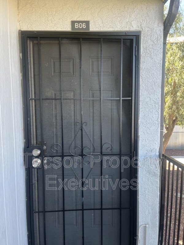 Building Photo - 3810 E Monte Vista Dr