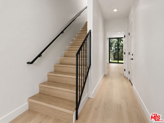 Building Photo - 428 Arnaz Dr