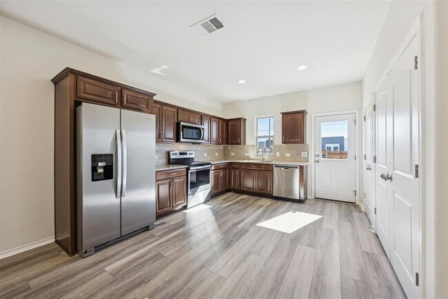 Building Photo - 6401 Graymont Dr