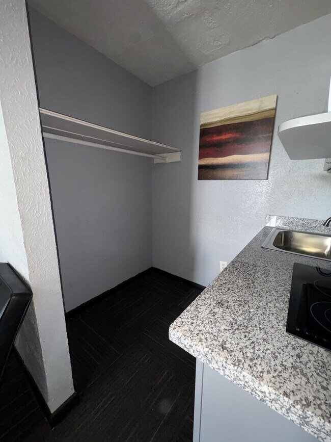 Building Photo - 711 Pasadena Fwy