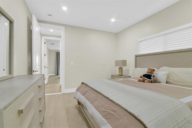 Building Photo - 319 S Riverside Dr