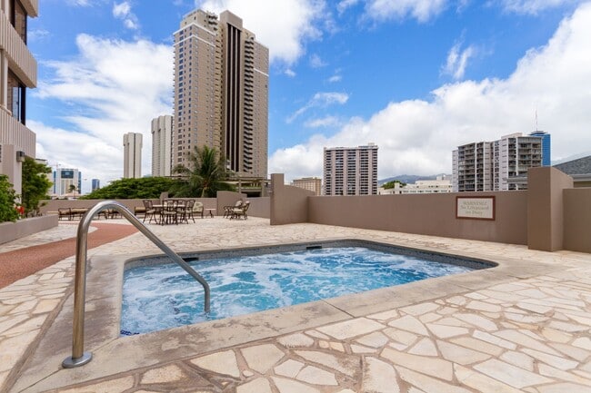 Building Photo - 2 bedroom, 2 Bath Condo with BEAUTIFUL Mountain, Ocean, and Diamond Head Views.