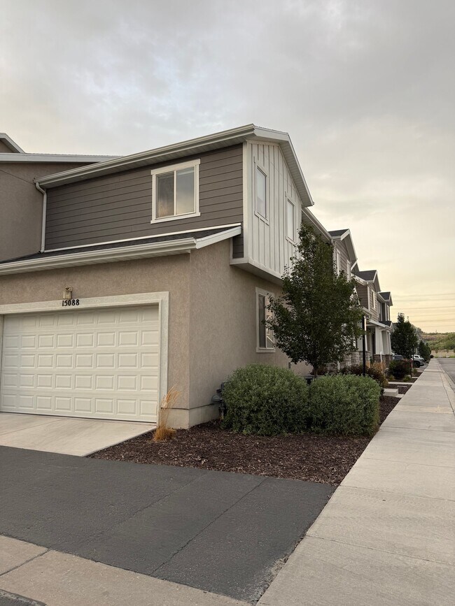 Building Photo - 15088 S Wild Horse Wy