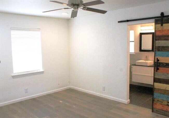 Building Photo - 1507 Pine Knoll Dr
