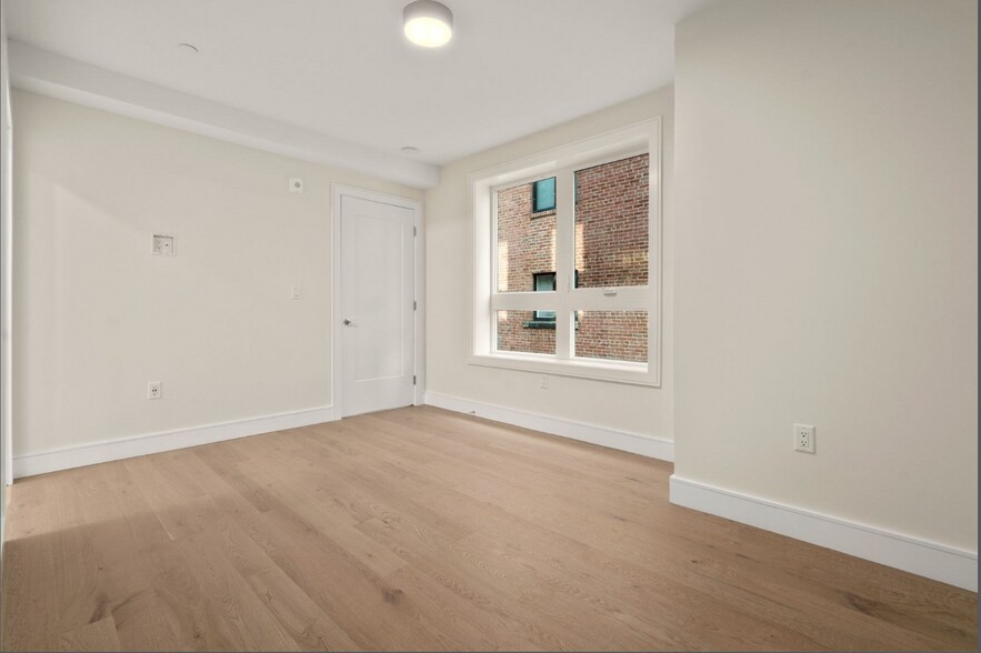 Building Photo - 305 Border St