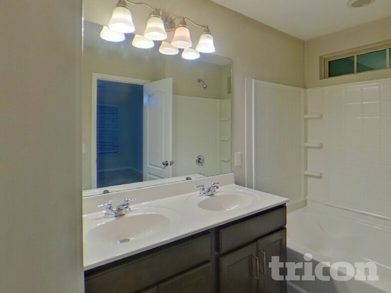 Building Photo - 102 Ellis Mill St