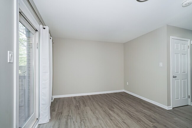 Building Photo - 6 Jamestown Ct