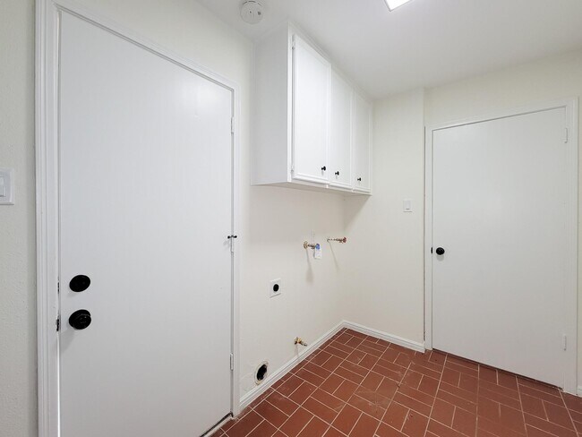 Building Photo - 3930 Cypress Hill Dr
