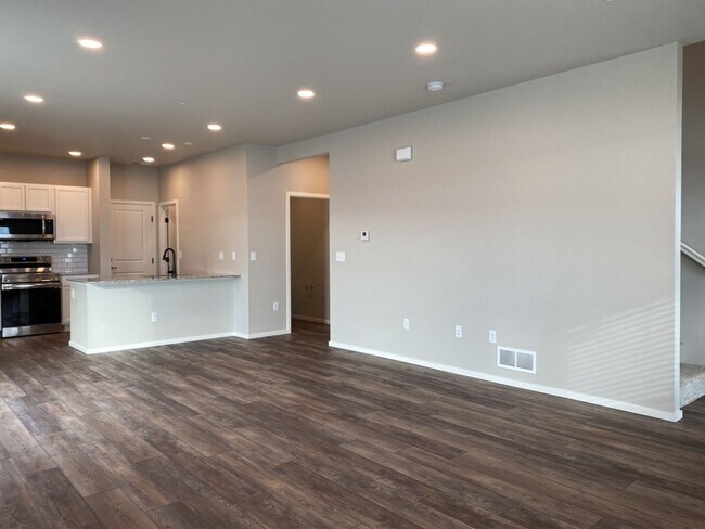 Building Photo - Stunning Townhome in Northridge Trails
