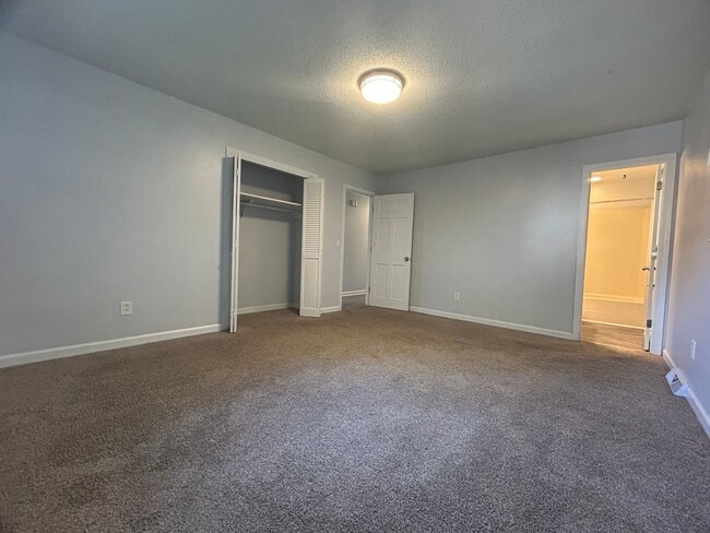 Building Photo - Large 4 bedroom 3 bathroom house in the he...