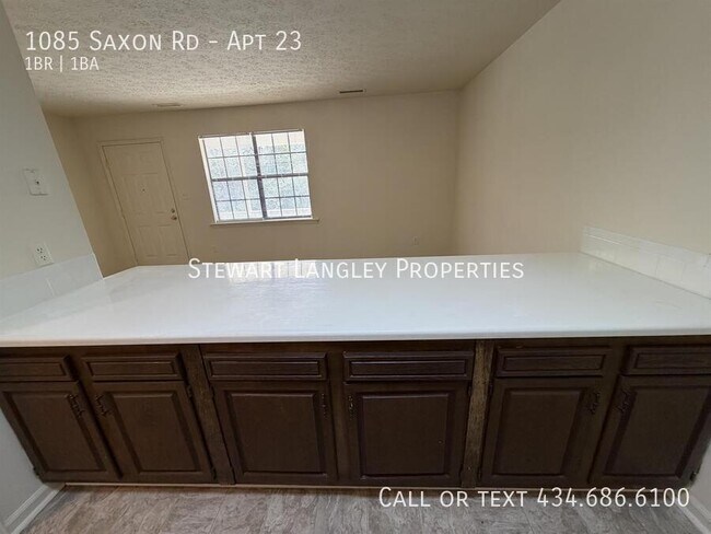 Building Photo - 1085 Saxon Rd