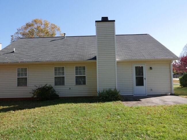 Building Photo - 2025 Ardmore Village Ln