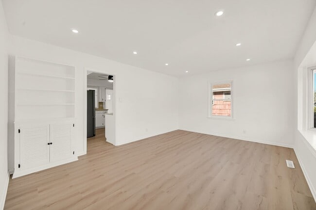 Building Photo - 3 Bedroom 1 Bathroom House for Rent!