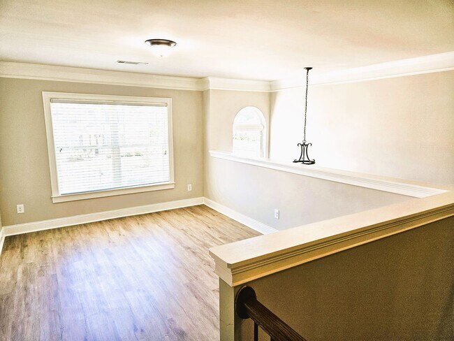 Building Photo - 5 Bedroom / 4 Bath Single Family Home