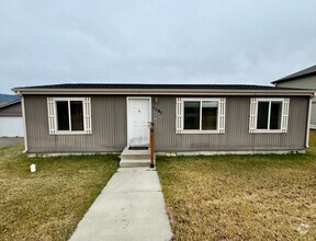 Building Photo - Spacious Home on the Flats with New Applia...