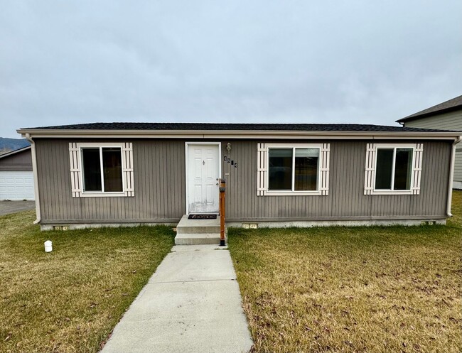 Primary Photo - Spacious Home on the Flats with New Applia...