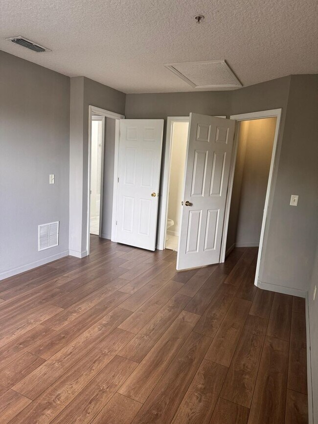 Building Photo - Updated 2BR/2BA Condo in Pine Ridge Club, ...