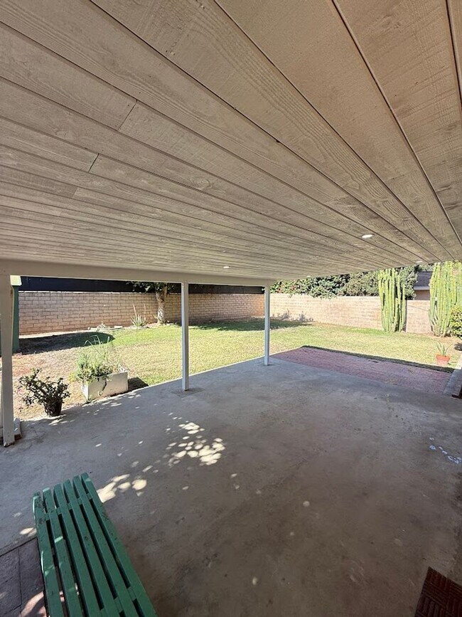 Building Photo - Beautiful 3 Bedroom, 2 Bathroom North Hill...