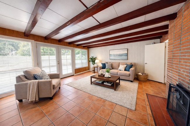 Building Photo - Large House!! Quick walk to campus!!