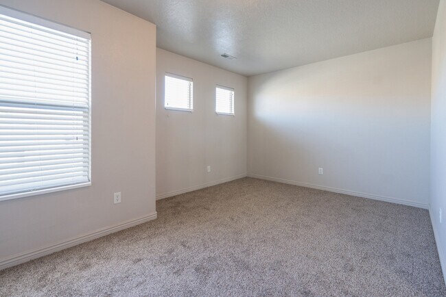 Building Photo - 3155 S Hidden Valley Dr