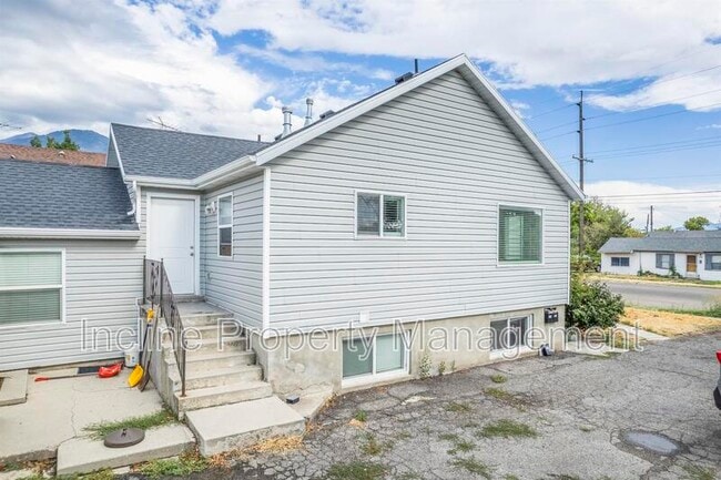 Building Photo - 792 500 N