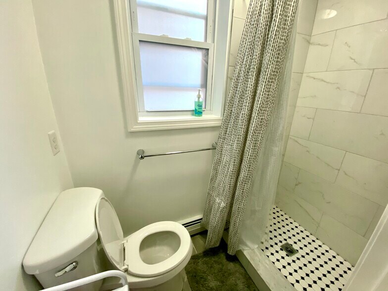 Building Photo - 731 Parker St