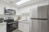 Building Photo - Aster on University