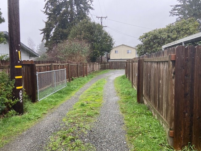 Building Photo - Sweet 2/1 McKinleyville house with garage and laundry