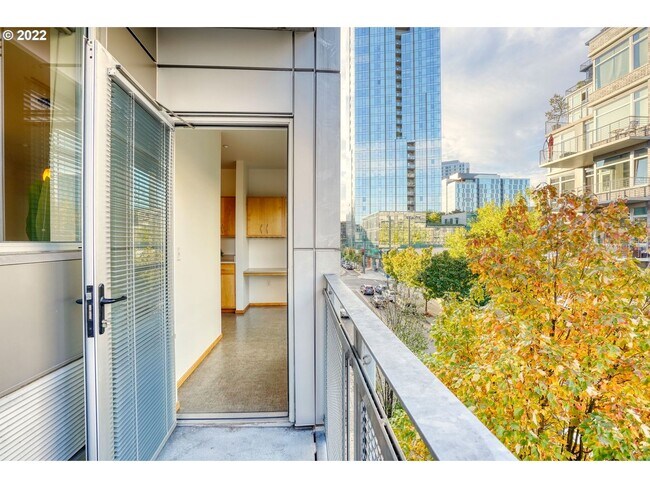 Building Photo - Lovely Corner unit in the Pearl District