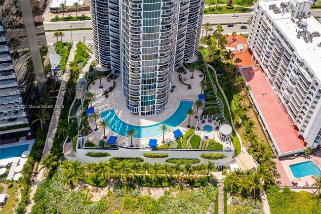 Building Photo - 17201 Collins Ave