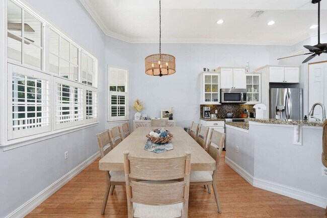 Building Photo - 3011 Pine Tree Dr